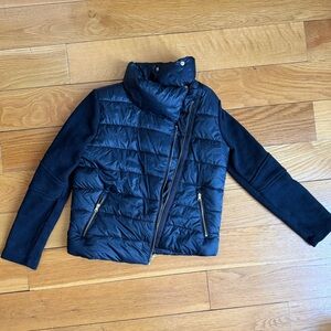 Girls Chic gently used Old Navy Navy Quilted Puffer Jacket with Knit Sleeves